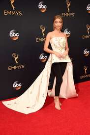 Sarah-Hyland--2016-Emmy-Awards--21.jpg