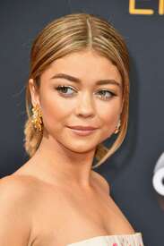 Sarah-Hyland--2016-Emmy-Awards--27.jpg