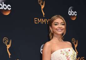 Sarah-Hyland--2016-Emmy-Awards--35.jpg