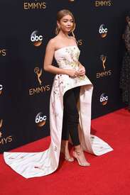 Sarah-Hyland--2016-Emmy-Awards--38.jpg