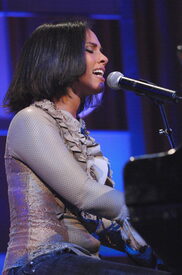 Alicia_Keys_@_The_Millennium_Ball_2006_7.jpg