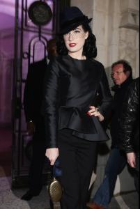 83171_Celebutopia_Dita_Von_Teese_arrives_at_the_Yves_Saint_Laurent_show_03_122_419lo.jpg