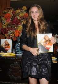 Preppie_-_Alicia_Silverstone_hosts_THE_KIND_DIET_book_launch_-_October_8_2009_7167.jpg