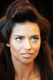 Celebutopia-Adriana_Lima-2008_Victoria00s_Secret_Fashion_Show_Backstage-01.jpg