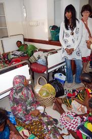 Naomi_Campbell_visits_Temeke_hospital_in_Tanzania_02.jpg