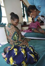 Naomi_Campbell_visits_Temeke_hospital_in_Tanzania_03.jpg