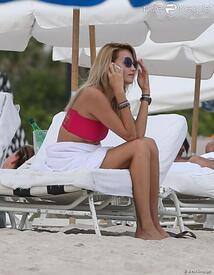 971560-natasha-poly-se-baigne-a-miami-le-5-620x0.jpg