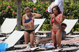 alex_morgan_and_sydney_leroux_in_bikinis_on_the_beach_in_hawaii_13.jpg