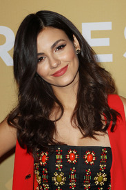 Victoria_Justice__2015-11-17_34.jpg