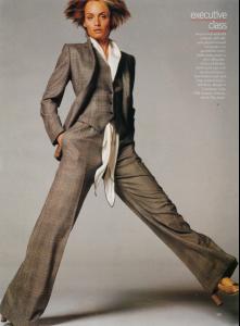 amber_vogue_US_Aug01_whatsuitsyou_bystevenmeisel_LJ__steven_meisel2.jpg