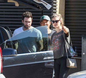 Behati-Prinsloo-Leaving-Nobu-Restaurant--01-662x601.jpg