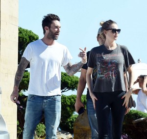 Behati-Prinsloo-Leaving-Nobu-Restaurant--03-662x626.jpg