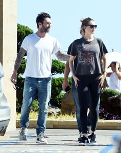 Behati-Prinsloo-Leaving-Nobu-Restaurant--04-662x836.jpg