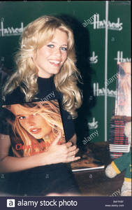 claudia-schiffer-fashion-model-1995-pictured-at-harrods-top-model-BW7KBF.jpg