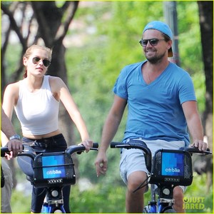 leonardo-dicaprio-citi-bike-nyc-park-05.jpg