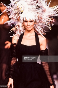 Claudia Schiffer walks the runway at the Chanel Haute Couture Fall-Winter 1992-1993 fashion show during the Paris Fashion Week in July, 1992 in Paris, France..jpg