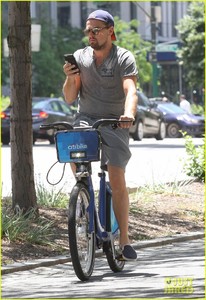 leonardo-dicaprio-citibikes-in-nyc-10.jpg