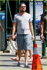 leonardo-dicaprio-enjoys-a-casual-monday-outing-with-friends-07.jpg