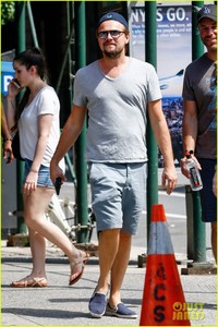 leonardo-dicaprio-enjoys-a-casual-monday-outing-with-friends-09.jpg