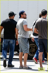 leonardo-dicaprio-enjoys-a-casual-monday-outing-with-friends-16.jpg