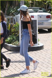kaia-gerber-hangs-with-friends-sister-cities-quote-09.jpg