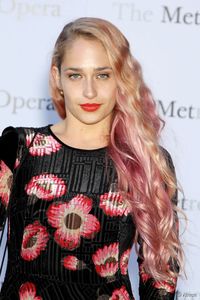 928-jemima-kirke-with-her-new-pink-hairstyle-620x0-2.jpg