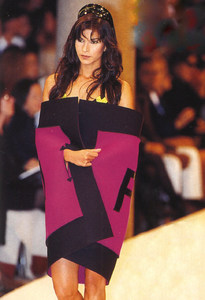 Patricia-Velasquez-Fendi-1996-01.thumb.jpg.f35aef5ff2246102b2a8fe9ca6f573ca.jpg