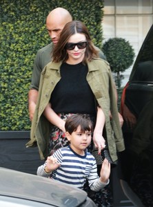 58e8982b6256c_MirandaKerrVisitsEpioneSonFlynn1b-BtZE4AJ-x.thumb.jpg.4c40f34b672b8181a60f0459e0e06a24.jpg