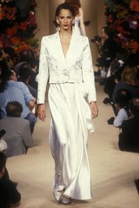 591a1b93cc9e7_YvesSaintLaurentSpringSummer1995ParisHauteCouture.thumb.jpg.c166efa0947859f1d1e305e1e2613580.jpg