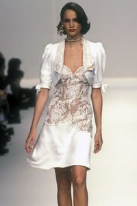 591cba52eb12e_EmanuelUngaroSpringSummer1995ParisHauteCouture.thumb.jpg.896acc0a4fcbda0ec41c2da5621502e6.jpg