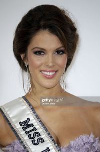 miss-univers-2017-iris-mittenaere-attends-les-bonnes-fees-charity-at-picture-id655795638.jpg