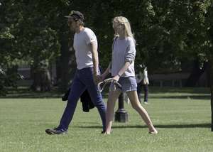 Lara-Stone-with-her-boyfriend-out-in-London--01.jpg