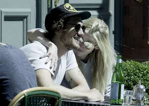 Lara-Stone-with-her-boyfriend-out-in-London--04.jpg