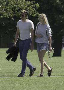 Lara-Stone-with-her-boyfriend-out-in-London--34.jpg