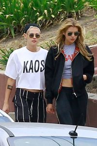 kristen-stewart-and-stella-maxwell-out-for-lunch-in-studio-city-06-08-2017_10.jpg