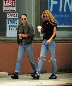 kristen-stewart-and-stella-maxwell-out-in-west-hollywood-06-01-2017_2.jpg