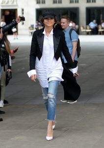 zendaya-at-bbc-radio-1-in-london-uk-06-16-2017-8.jpg