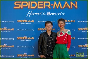 zendaya-tom-holland-promote-spiderman-in-barcelona-03.jpg