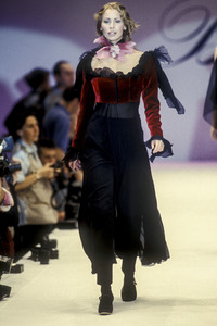 1_blumarine-fw-1993-8_html.thumb.JPEG.a1c0987aa9d37bed33c0329a667581cd.JPEG