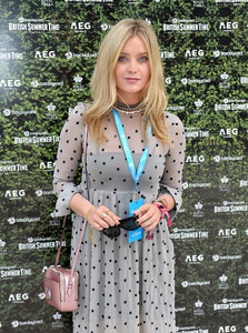 Laura+Whitmore+Barclaycard+British+Summer+nBc2-Q26q7Dx.jpg