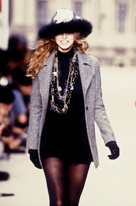 chanel-fw-1994-4.thumb.JPEG.62c3f79ddd71339cdd8ba6d61a248345.JPEG