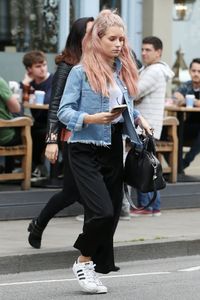 lottie-moss-and-frankie-gaff-megan-s-cafe-kings-road-london-07-24-2017-17.jpg