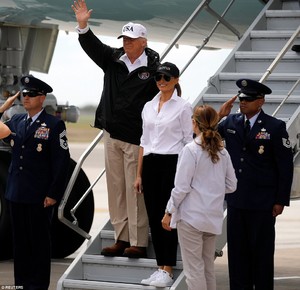 43AEEA5300000578-4833236-Ready_to_roll_As_Melania_stepped_off_Air_Force_One_in_Texas_she_-a-3_1504063784127.jpg