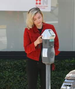 48803292_chloe-grace-moretz-006.jpg