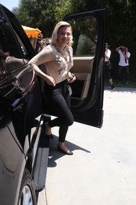 49130875_chloe-grace-moretz-instyle-s-day-of-indulgence-party-in-brentwood-2.jpg