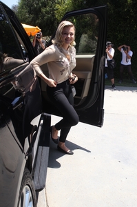 49130878_chloe-grace-moretz-instyle-s-day-of-indulgence-party-in-brentwood-3.jpg