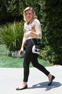 49130976_chloe-grace-moretz-instyle-s-day-of-indulgence-party-in-brentwood-21.jpg