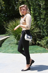 49130982_chloe-grace-moretz-instyle-s-day-of-indulgence-party-in-brentwood-22.jpg