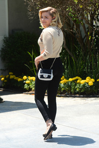 49131009_chloe-grace-moretz-instyle-s-day-of-indulgence-party-in-brentwood-27.jpg