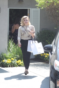 49131056_chloe-grace-moretz-instyle-s-day-of-indulgence-party-in-brentwood-39.jpg